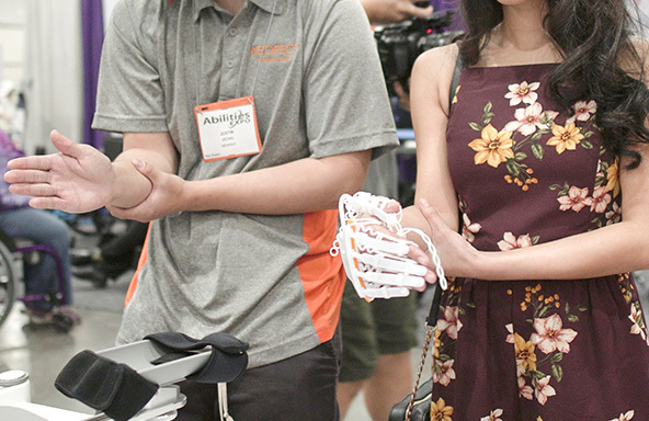 네오펙트 스마트글러브를 사용하는 환자