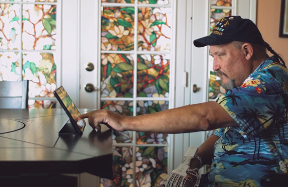 네오펙트 스마트글러브를 끼고 화면을 터치하는 환자