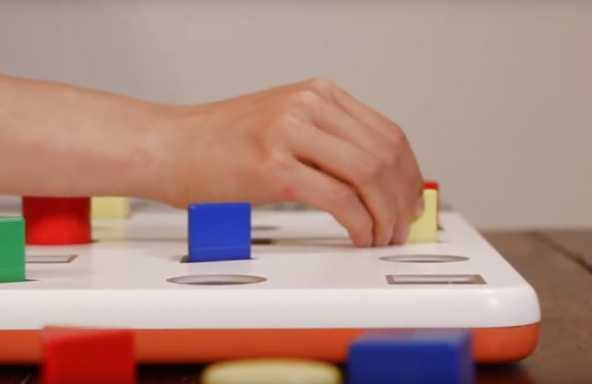 네오펙트 스마트 페그보드를 사용하는 손